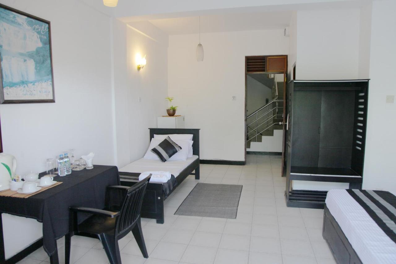 Hotel Nathaliya Katunayaka Esterno foto