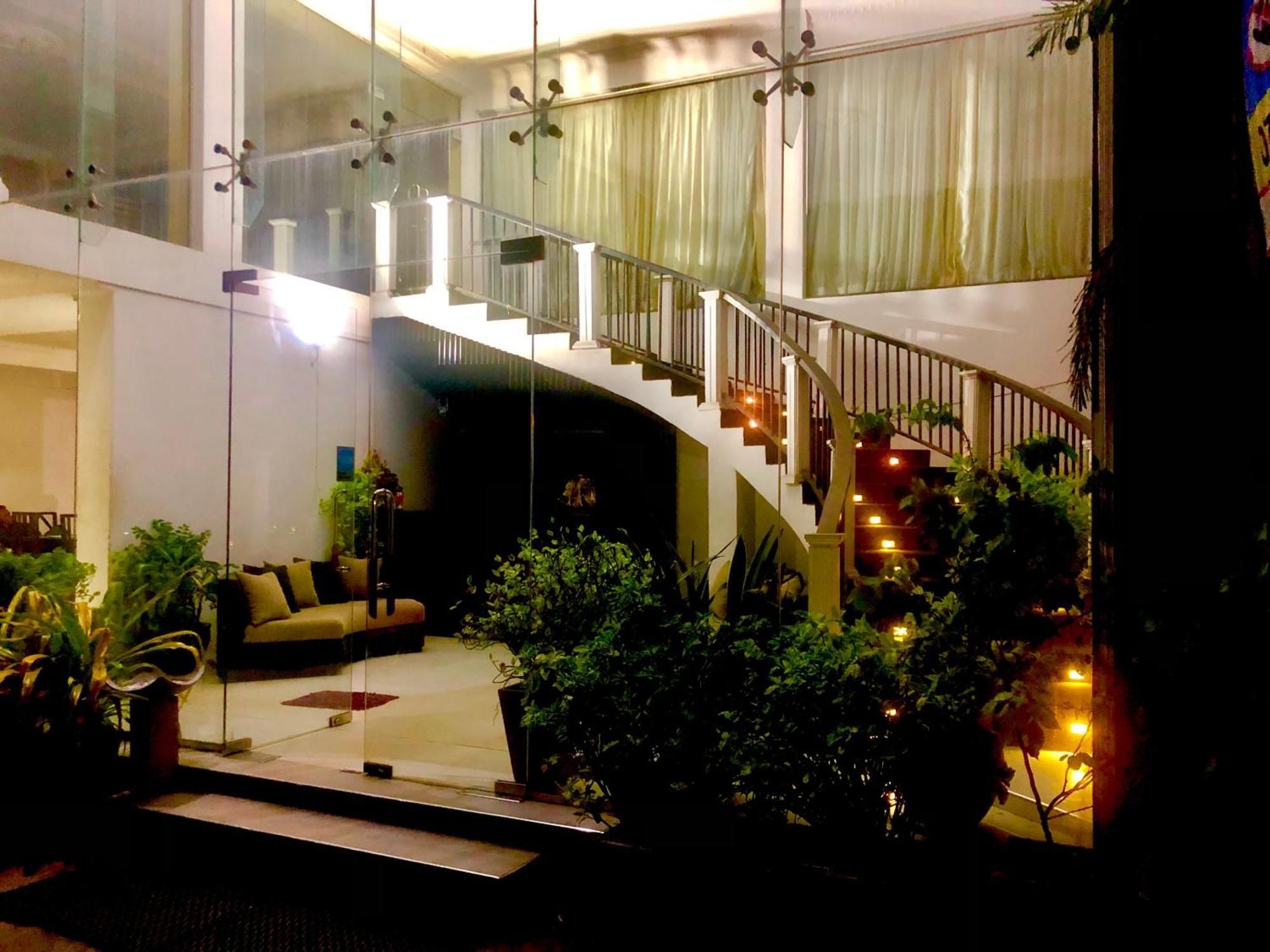 Hotel Nathaliya Katunayaka Esterno foto