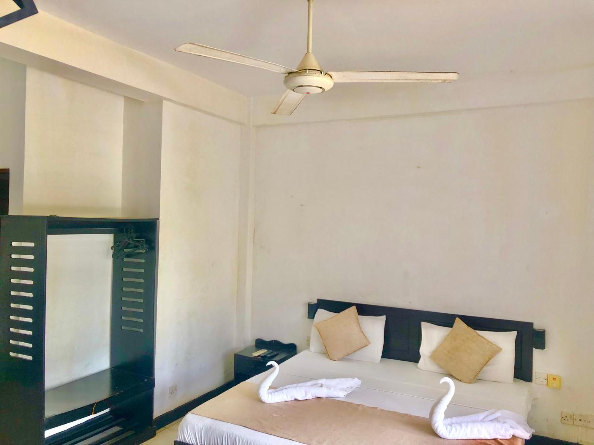 Hotel Nathaliya Katunayaka Esterno foto