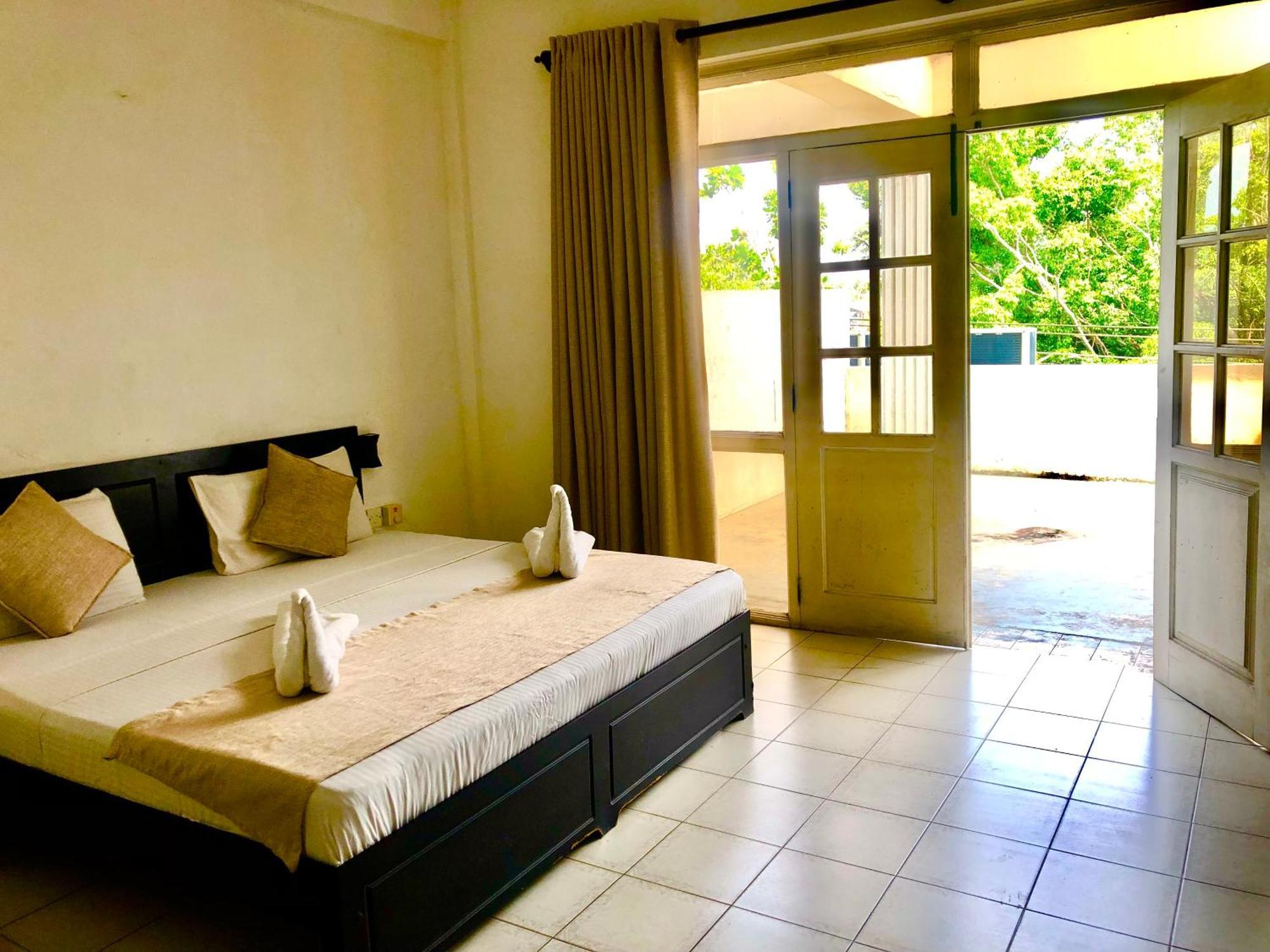 Hotel Nathaliya Katunayaka Esterno foto