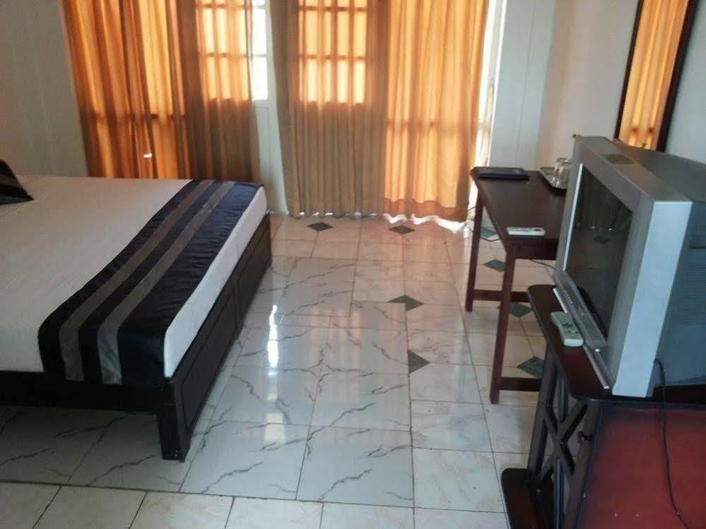 Hotel Nathaliya Katunayaka Esterno foto